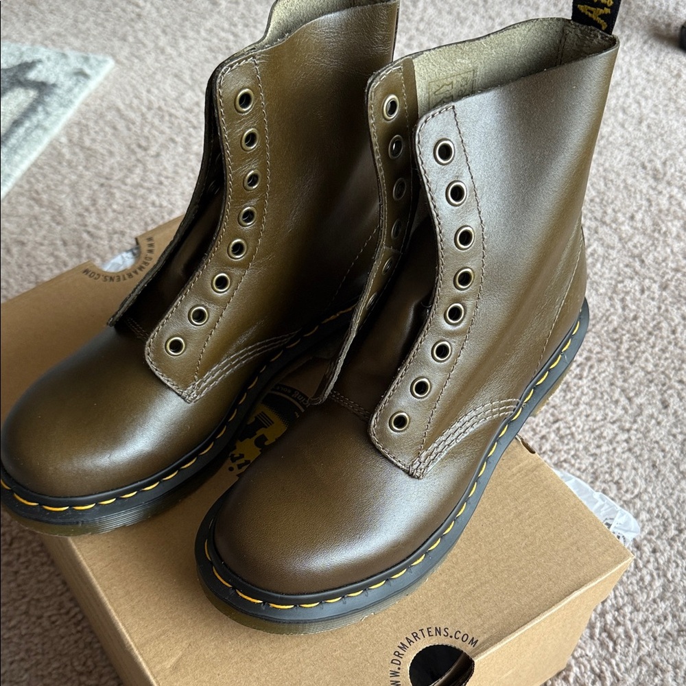 Dr. Martens Olive Green Leather Boots Brand New NO LACES
1460 Pascal